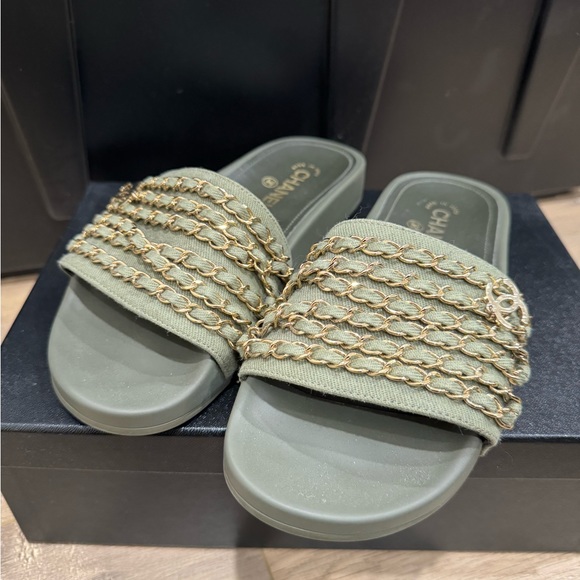 Chanel Slides - Picture 1 of 3